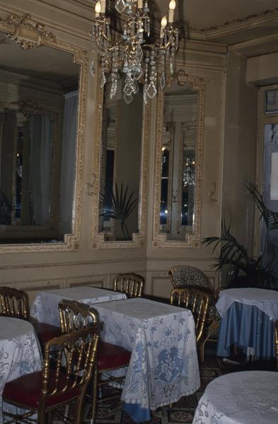 Intérieur du salon de thé.