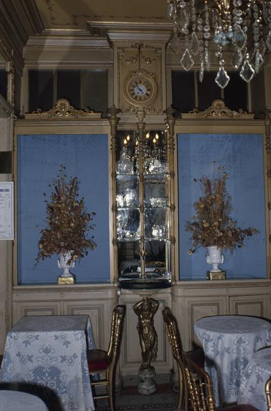 Intérieur du salon de thé.