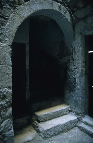 Cour, départ de l'escalier.