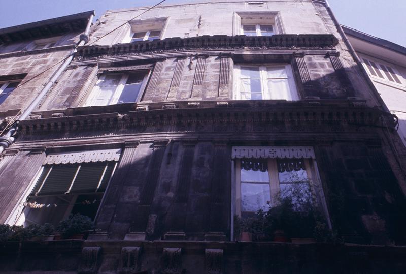 Façade du n°17, étages.