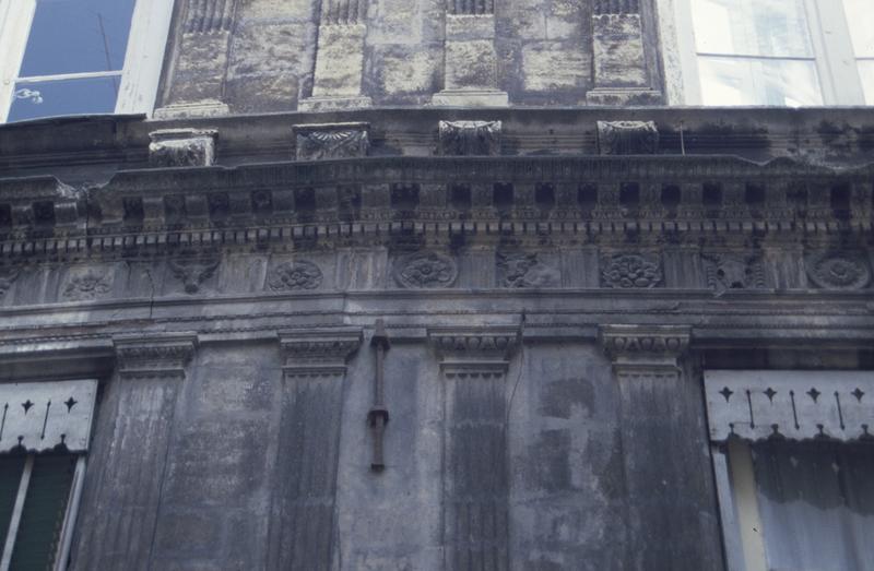 Façade du n°17, frise dorique, partie centrale.