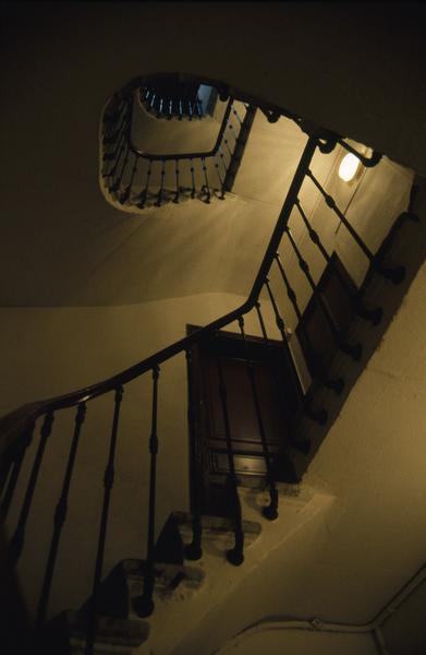 Escalier du n°17, entrée vers le n°19.