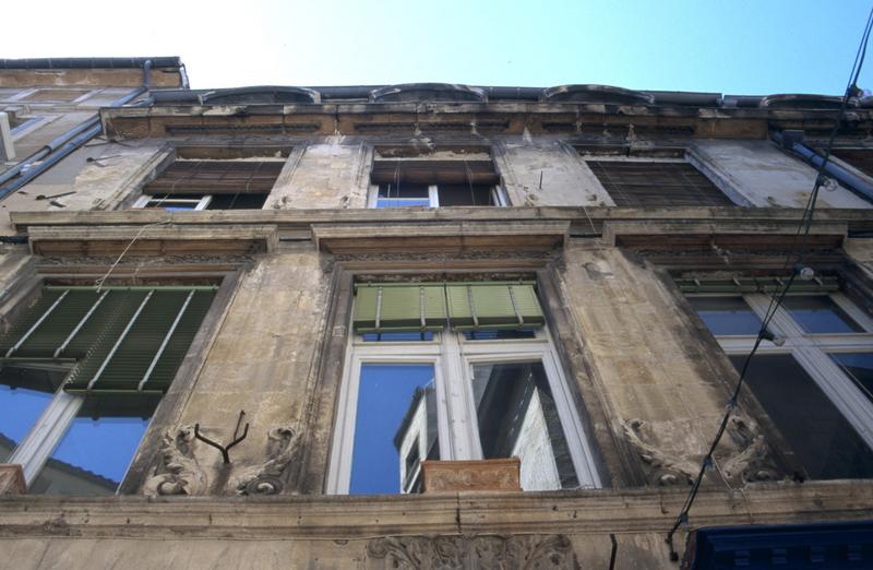 Façade sur rue, détail.