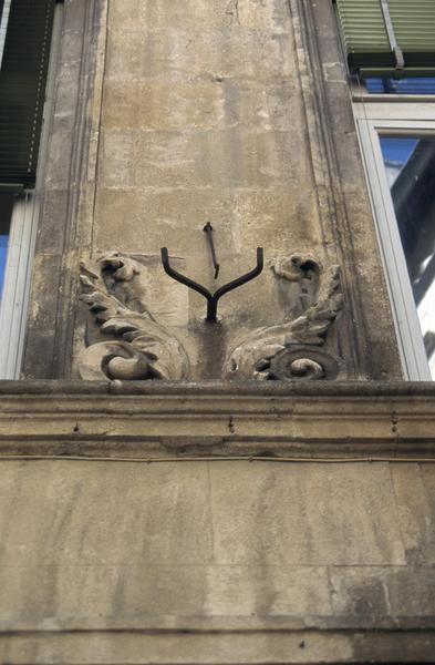 Façade sur rue, décor sculpté.