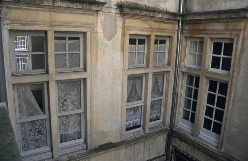 Cour, angle nord-ouest, 1er étage.