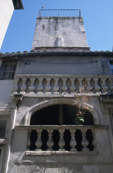 Cour, escalier, tour.