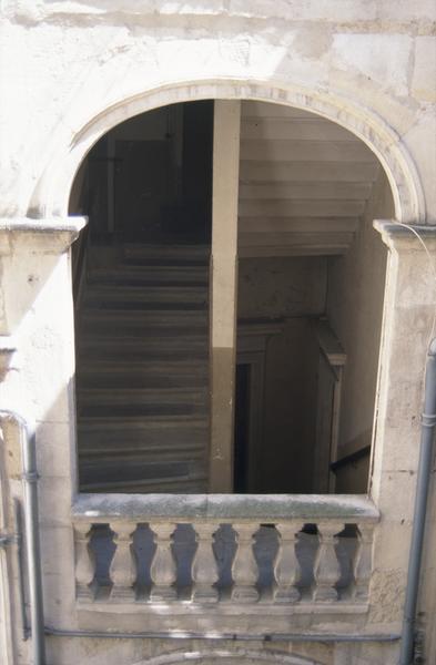 Cour, escalier.