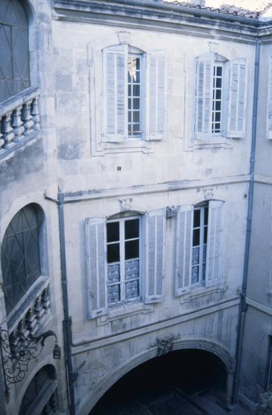 Cour intérieure, vue en plongée.