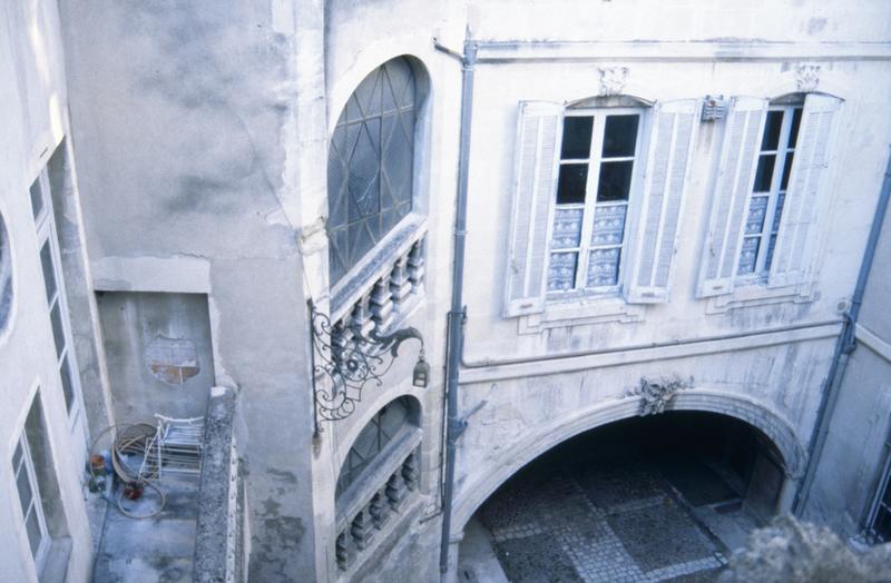 Cour intérieure, vue en plongée.