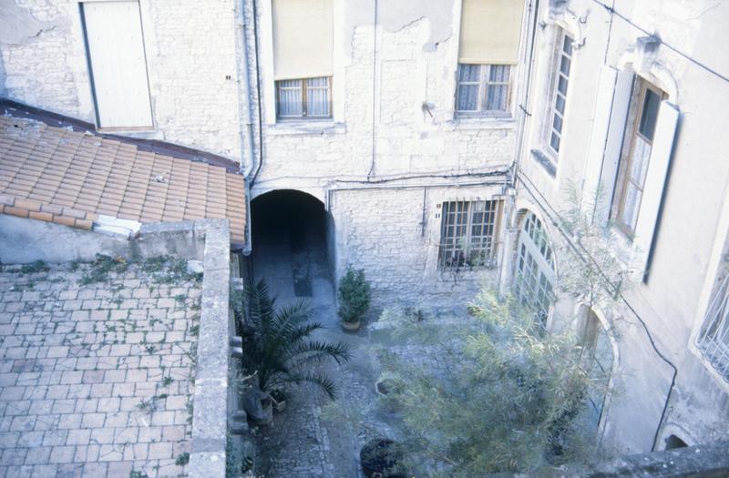 Cour intérieure, vue en plongée.