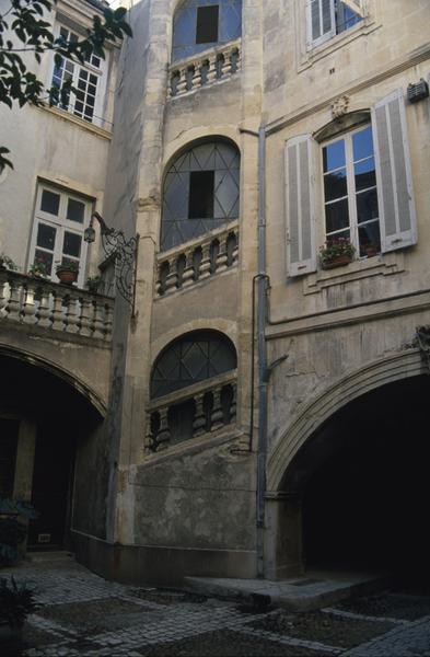 Cour intérieure, tour d'escalier.