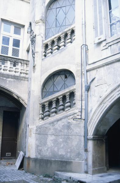 Cour intérieure, tour d'escalier.