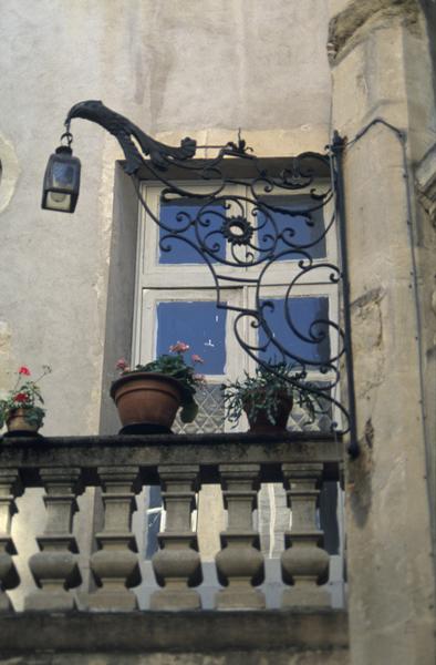 Cour intérieure, tour d'escalier.