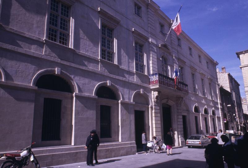 Vue générale de la façade sur la place de l'Hôtel de Ville.