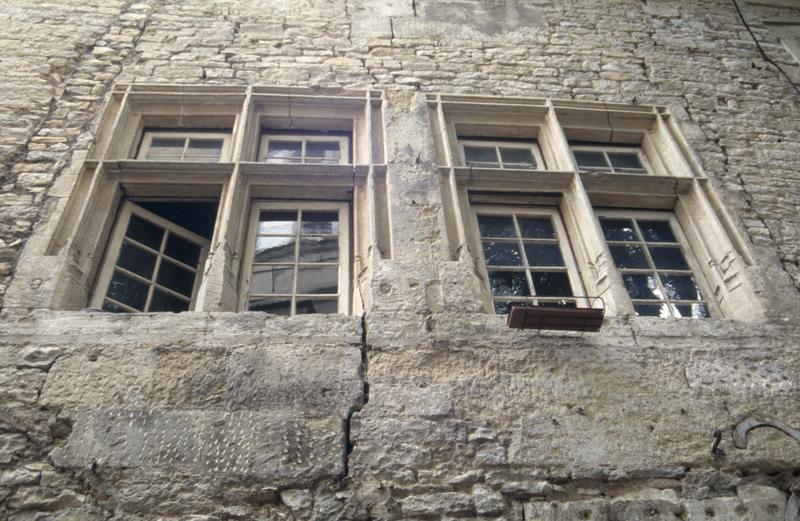 Façade du n°3, détail.