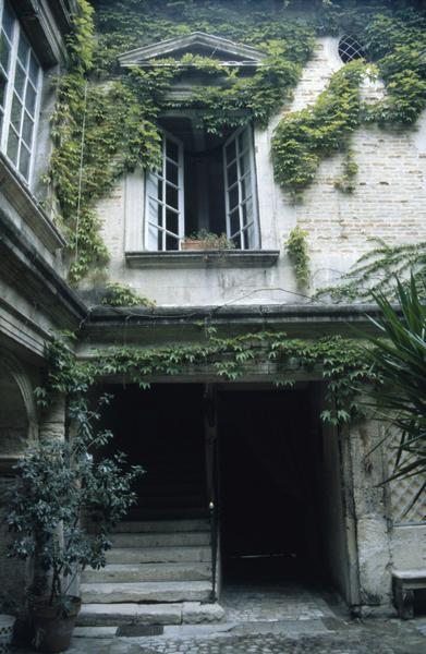 Cour intérieure, côté nord, entrée et escalier.