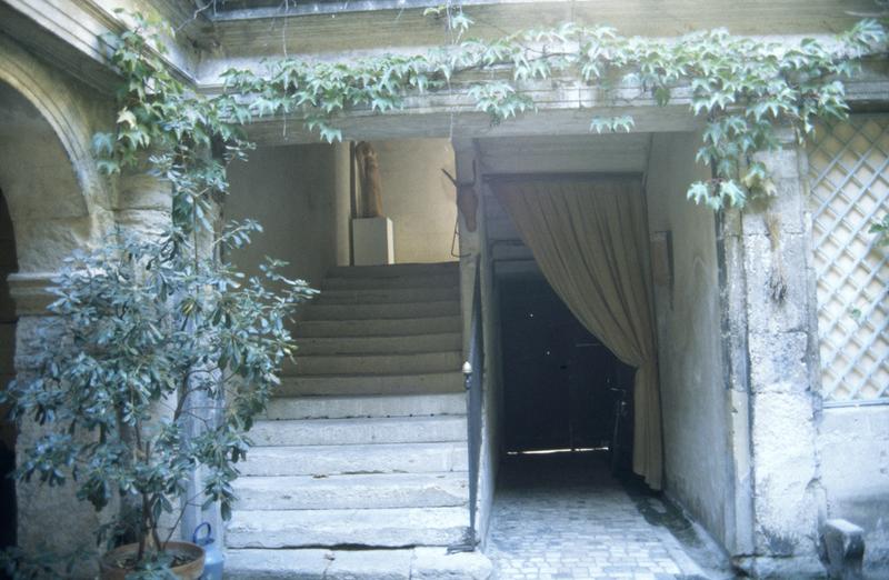 Cour intérieure, côté nord, entrée et escalier.