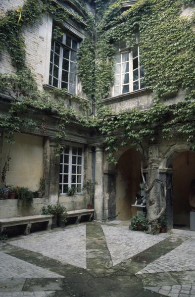 Cour intérieure, angle sud-ouest.