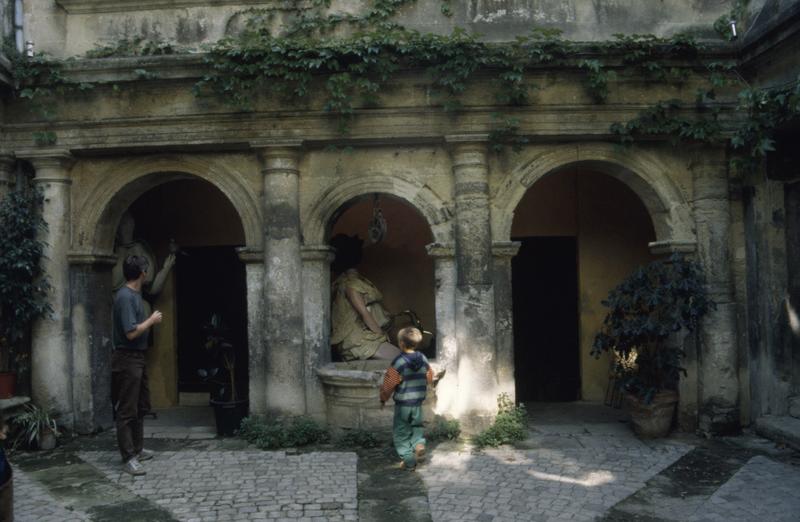 Cour intérieure, côté ouest, puits.