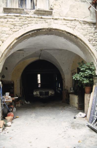 Cour arrière, anciennes écuries.