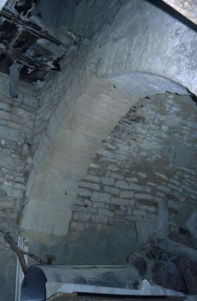 Cour arrière, intérieur.