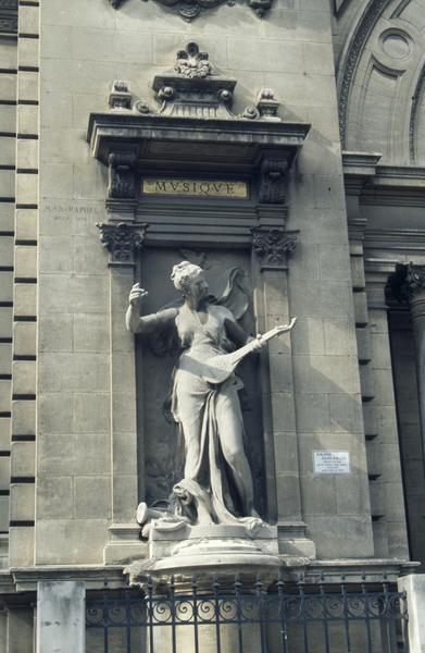 Galerie Jules-Salles, statue du portail par Léopold Morice.