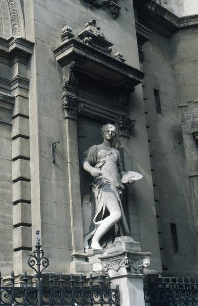 Galerie Jules-Salles, statue du portail par Léopold Morice.