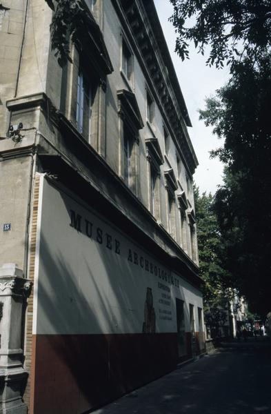 Façade sur boulevard.