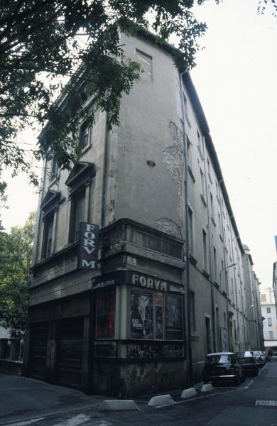 Angle du boulevard et de la rue Poise.