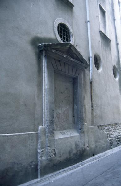 Façade sur la rue Poise, ancienne entrée du temple.