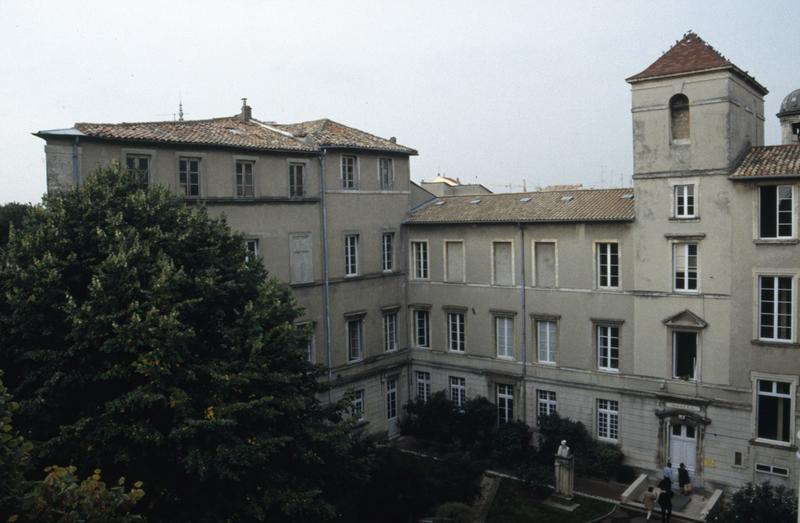 Façade sur le square, entrée actuelle des musées, sur la droite tour de l'escalier.