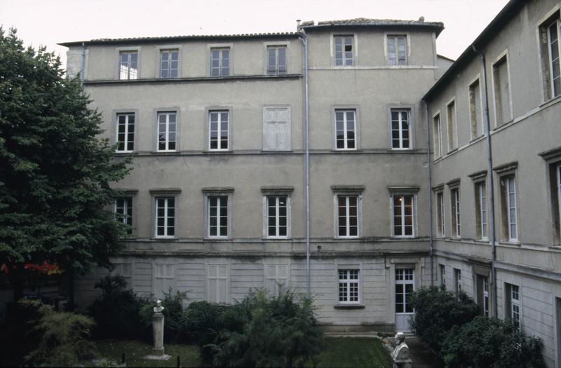 Aile sud, façade sur le square.