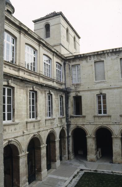 Cloître, tour de l'escalier.