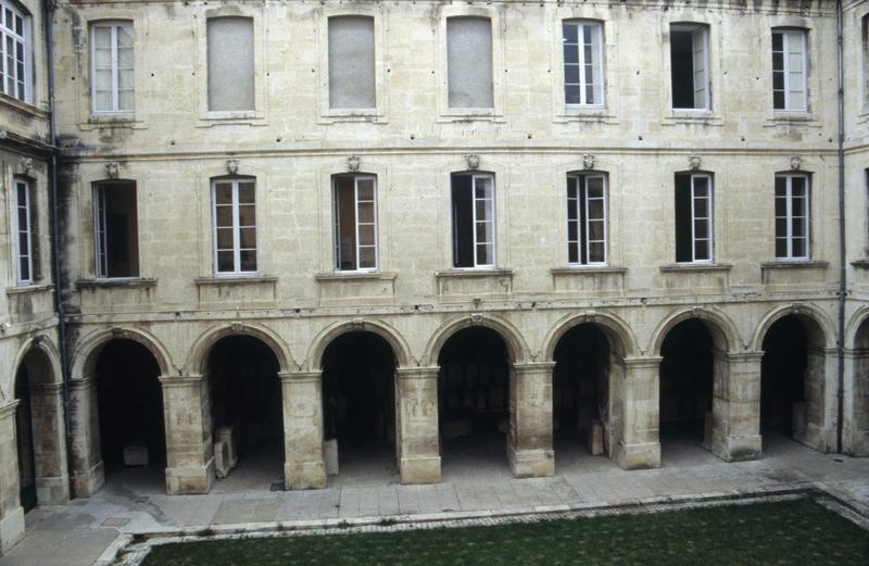 Cloître, aile est.