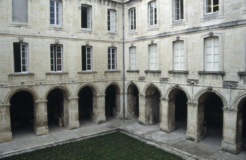 Cloître, angle sud-est.