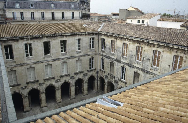 Cloître, aile sud et ouest, vue du toit.