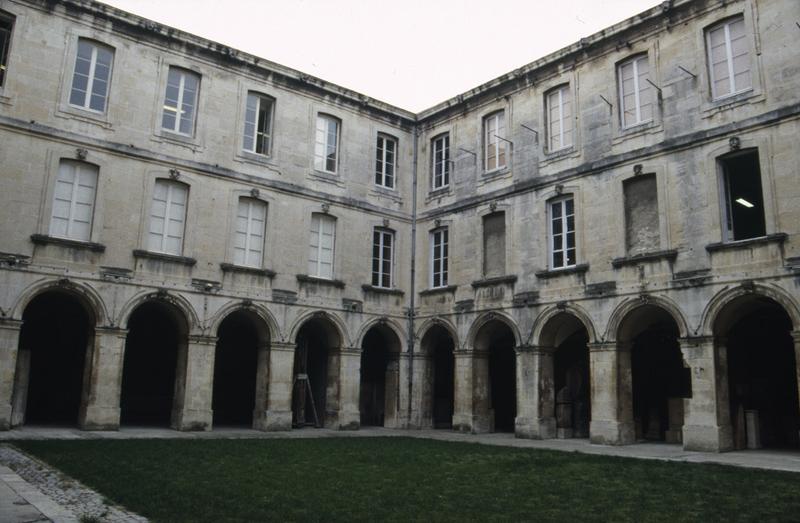 Cloître, angle sud-ouest.