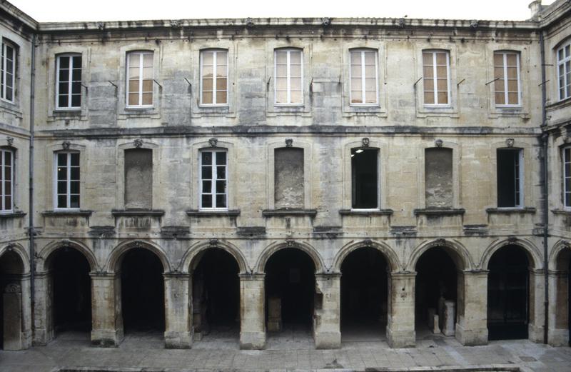 Cloître, aile ouest.