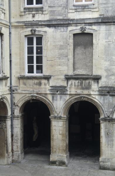 Cloître, détail de l'aile ouest.