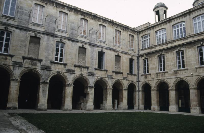 Cloître, angle nord-ouest.