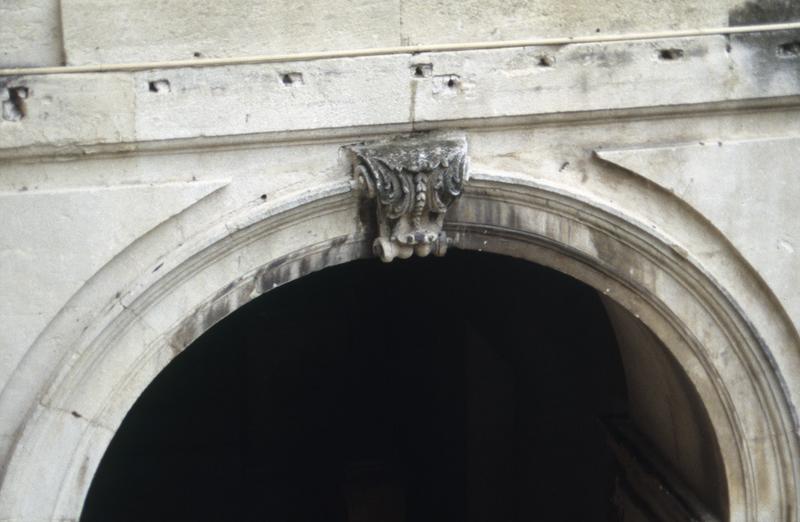 Cloître, détail d'une clef d'arc.