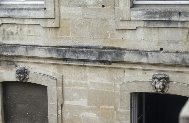 Cloître, détail des encadrements de baies.