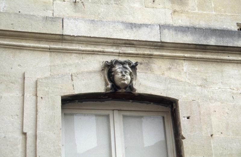 Cloître, détail d'une baie.