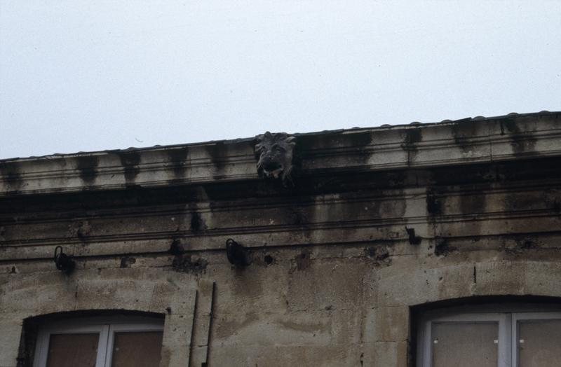 Cloître, détail de la corniche.