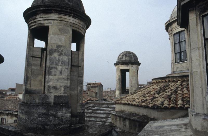 Eglise, toiture : lanternons.