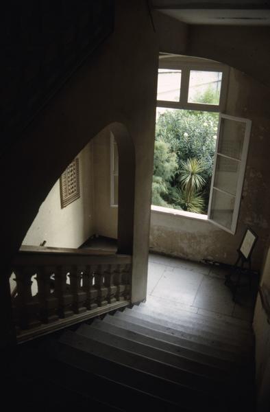 Intérieur, escalier.