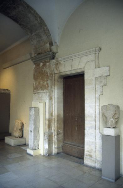 Cloître, aile nord, porte conduisant à l'église.