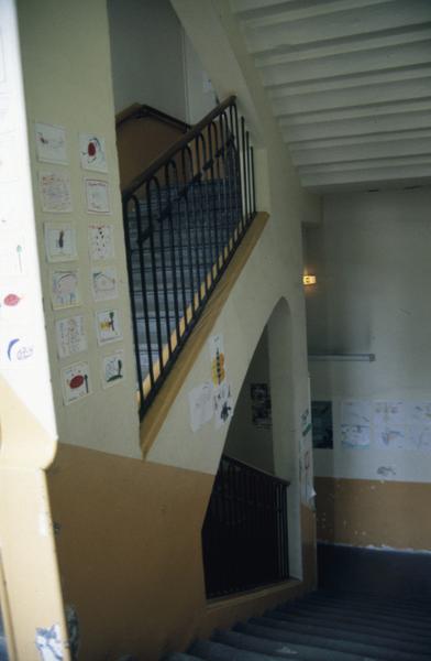 Intérieur, escalier de la bibliothèque.