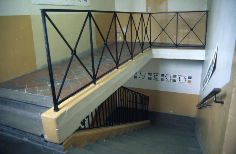 Intérieur, escalier de la bibliothèque.