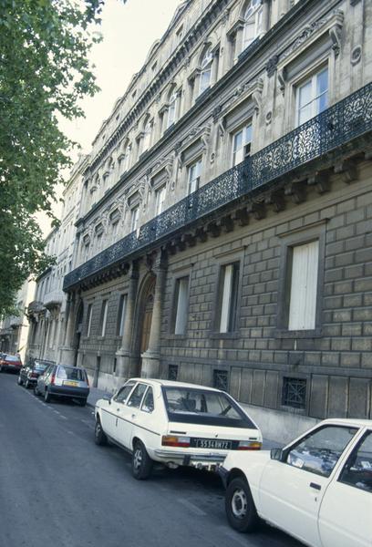 Façade sur avenue.